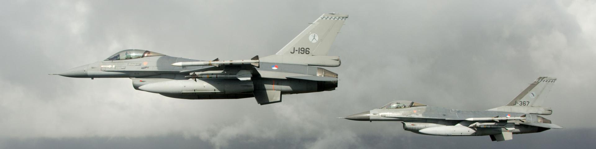 Foto van 2 F-16 jachtvliegtuigen in de lucht